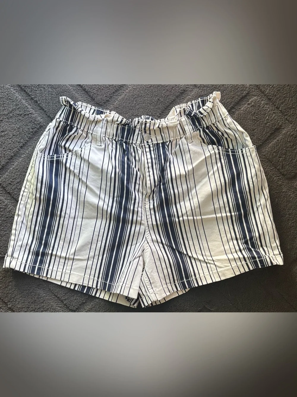 Time and Tru White Shorts Navy Vertical Candy Stripes Elastic Waistband Summer